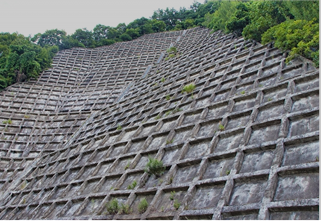 コンクリートの法面の画像